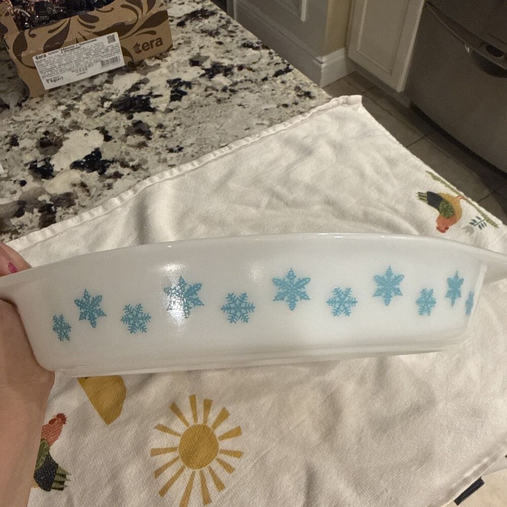 PYREX Casserole 1 1/2 Qt Snowflake White Oval Divided Dish No Lid Vintage - Picture 6 of 6